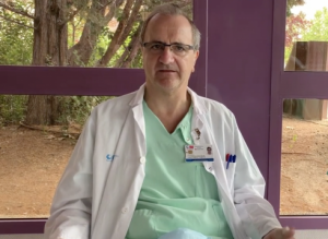 médico sentado con gafas
