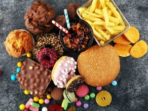 Comida ultraprocesada: donuts, hamburguesas, patatas fritas, refrescos, chocolate, etc.